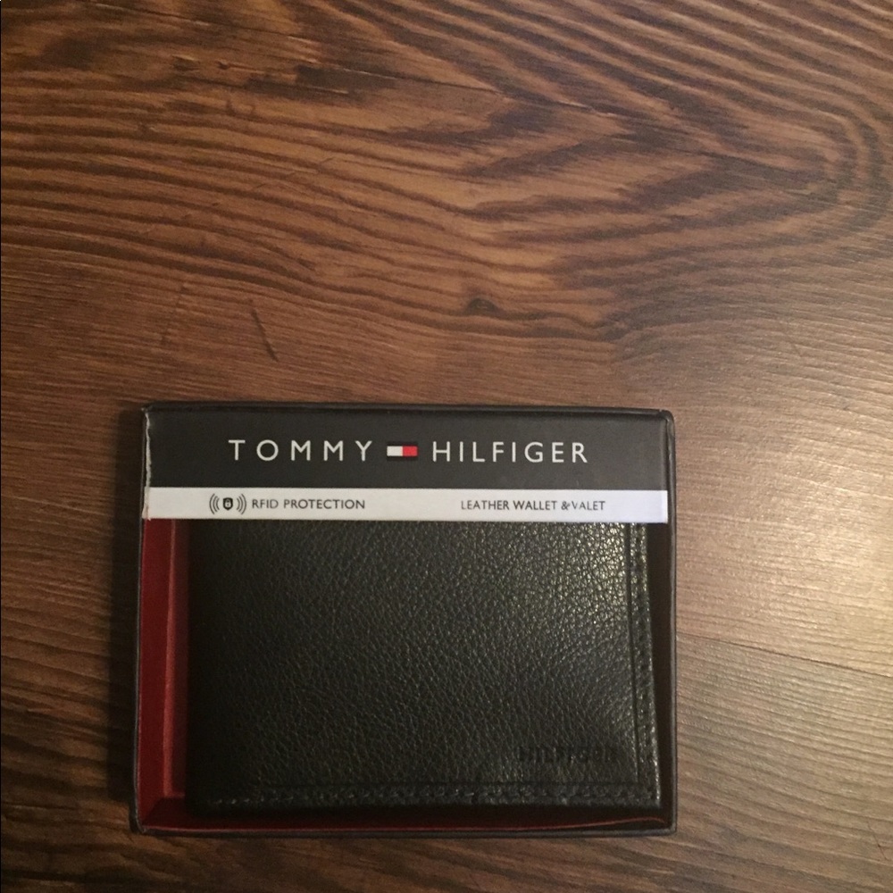 Tommy Hilfiger men’s wallet rfid